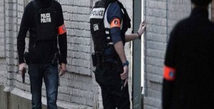 Policías belgas en redadas en busca de involucrados en atentados.