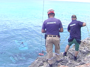 Brigadas de los bomberos buscan sobrevivientes en el mar Caribe.