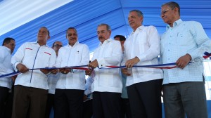 Danilo Medina corta cinta para inaugurar obras en Azua.