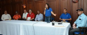 Ejecutivos de Indotel reunidos con representantes de emisoras de la región del Cibao.