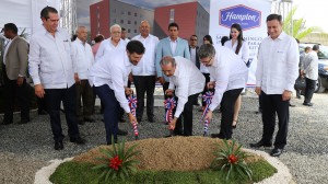 El presidente Danilo Medina da primer palazo para construcción de hotel en Boca Chica.