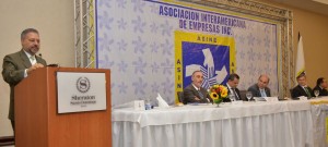 Leonel Castellanos Duarte, presidente de Asine habla en un almuerzo de la entidad.