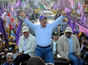 Leonel Fernández en recorrido.
