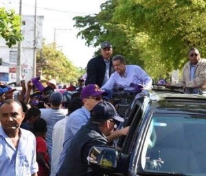 Leonel Fernández saluda seguidores en recorrido por San Pedro de Macorís.