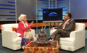 Milagros Ortiz Bosch entrevistada por Salvador Holguín.