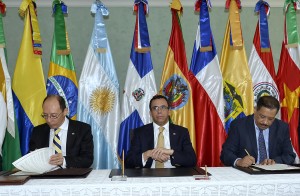 Raúl Juan PollakGiampietro, Andrés Navarro y Roberto Rosario en firma del acuerdo de RD y Unasur.