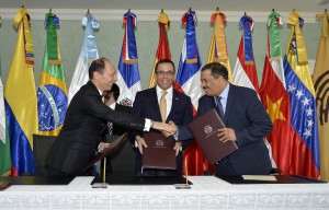 Raúl Juan PollakGiampietro y Roberto Rosario se saludan tras firma acuerdo entre RD y Unasur.