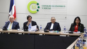 Gustavo Montalvo habla en reunión sobre pacto eléctrico.