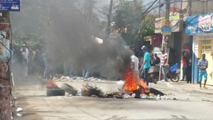 Incendio de neumáticos en Santo Domingo Norte.
