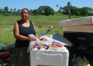 Mujer beneficiada con ayuda del Plan Social por las lluvias, 8 de mayo.