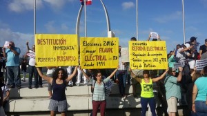 Personas protestan frente a la Junta contra Roberto Rosario.