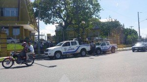 Policías acordonan la Junta Central Electoral. 1