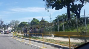 Policías acordonan la Junta Central Electoral. 2