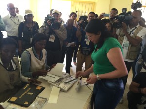 Una de las reclusas de la cárcel de Najayo ejerce el voto.