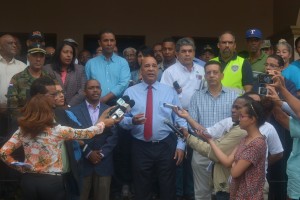 Bautista Rojas Gómez habla junto a autoridades de la Liga Municipal Dominicana y de Fedomu.