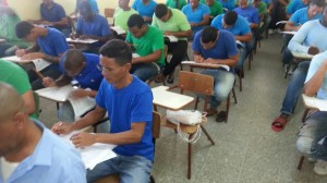 Reclusos se examinan de Pruebas Nacionales.