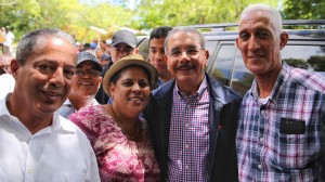 Danilo Medina acompañado de productores de Montecristi.