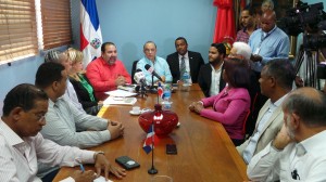 Federico Antún Batlle y Ramón Rogelio Genao acompañado de otros dirigentes del PRSC.