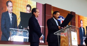 Reinaldo Pared Pérez recibe certificado que lo acredita como senador del DN.