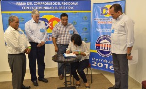 La regidora electa Bethania Jaquez firma el "Acuerdo de Compromiso Ético con la Comunidad y el País” y observan dirigentes del DxC.