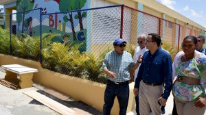 Andrés Navarro durante recorrido por escuela pública.