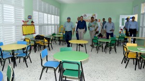 Andrés Navarro recorre una escuela del Distrito Nacional.