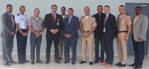 Policías de Nueva York junto a funcionarios del Sistema 911.