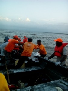 Brigadas de la Defensa Civil en rescate de cuerpos.