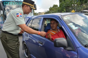 El general Bello Arias orienta a conductor sobre prevención.