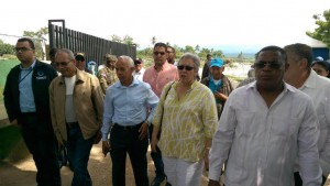 Altagracia Guzmán acompañada de funcionarios de Salud Pública en Pedernales.