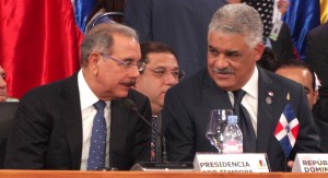 El presidente Danilo Medina conversa con el canciller Miguel Vargas.