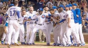 Jugadores de Cachorros celebran empate con Dodgers.