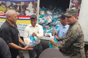 Brigada de los Comedores Económicos distribuye alimentos.