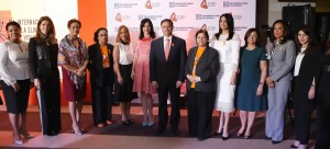 El procurador Jean Alain Rodríguez acompañado de varias mujeres en el Día contra la Violencia.