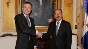 Martin Roos, presidente de Altice en República Dominicana, saluda al presidente Danilo Medina.