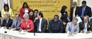 Representantes del Gobierno y del Colegio Médico mientras firmaron el convenio.