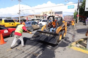Brigadas del Ayuntamiento de Santiago en bacheo de calles.