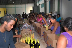 Brigadas del Plan Social trabajan en preparación de las canastas.