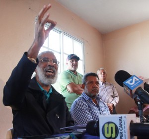 Juan Hubiere junto a directivos de Fenatrano.