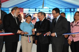 El presidente Medina corta cinta para inaugurar liceos en Santo Domingo Este.