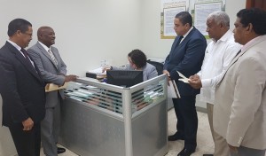 Miembros suplentes de la JCE depositan instancia ante Secretaría General.