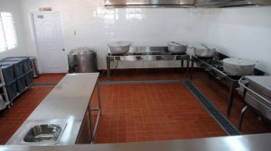 Cocina de las instalaciones de los Comedores Económicos en Boca Cachón.