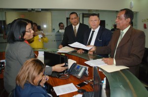 Dirigentes del PRD cuando entregaron documentos ante el TSE.