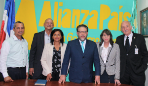 Guillermo Moreno acompañado de dirigentes de Alianza País.