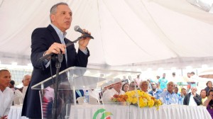José Ramón Peralta habla en entrega de Comedor en Boca de Cachón, provincia Independencia.