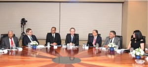 Manuel Grullón acompañado de ejecutivos de diferentes de comunicación.