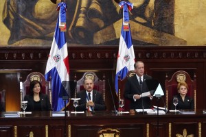 Reinaldo Pared Pérez habla ante la Asamblea Nacional en presencia del presidente Danilo Medina.