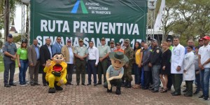 Autoridades de SFM junto a personal de AMET.