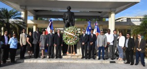 Desangles Flores encabezó ofrenda junto a autoridades.