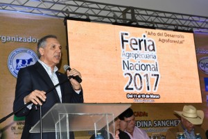 José Ramón Peralta habla en la apertura de la Feria Ganadera.
